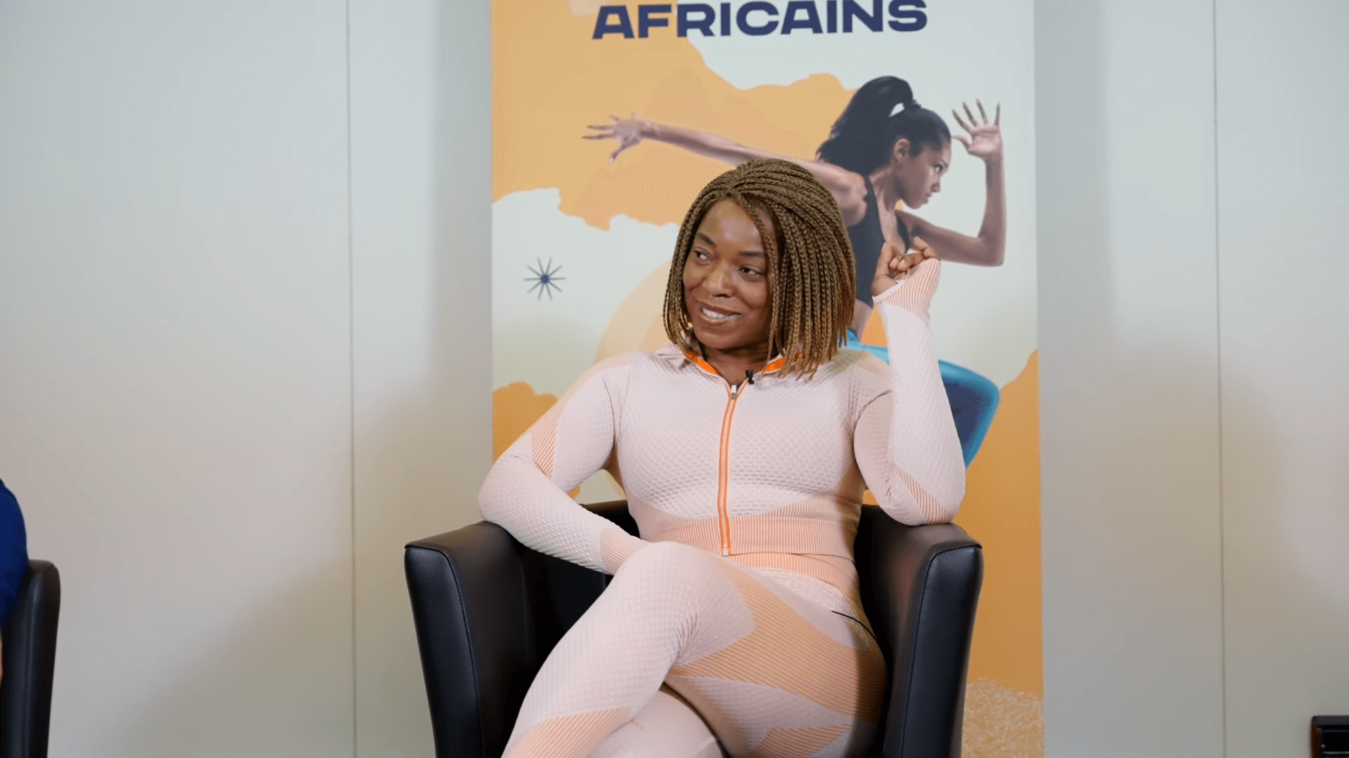 Marie Gnahoré dans la série « Comme à la maison » sur Women Sports